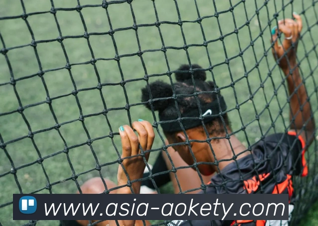 聚焦米兰冬奥开幕式中国代表团旗手花落速度滑冰宁忠岩和短道速滑张楚桐